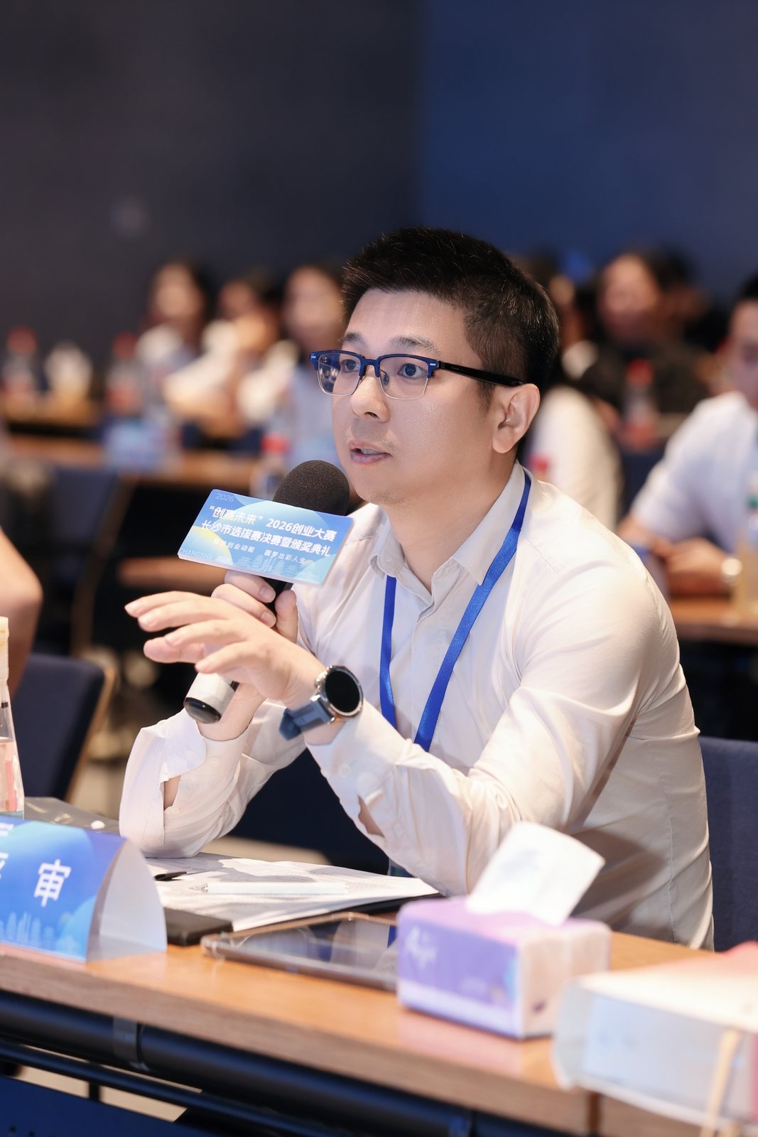 老李在创业大赛现场交流